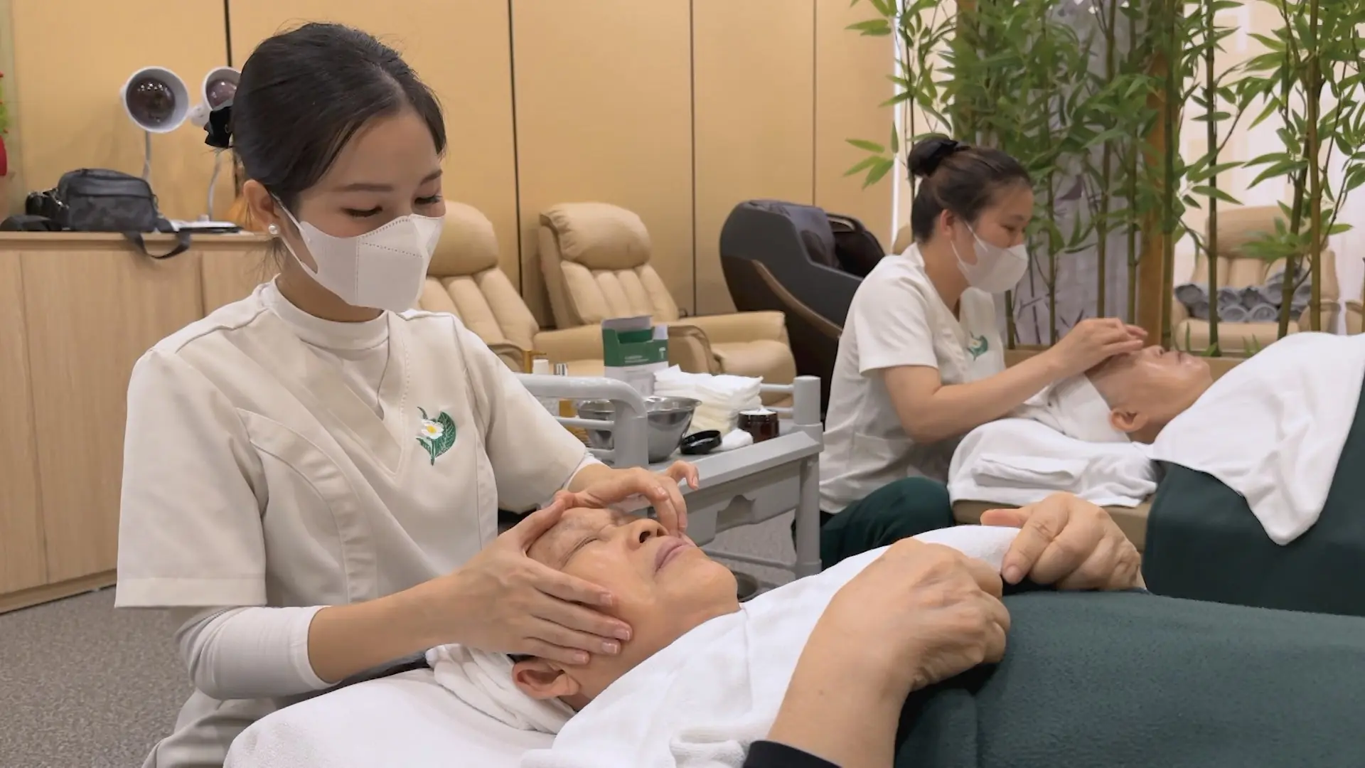 Người cao tuổi đối mặt với nguy cơ bệnh về da